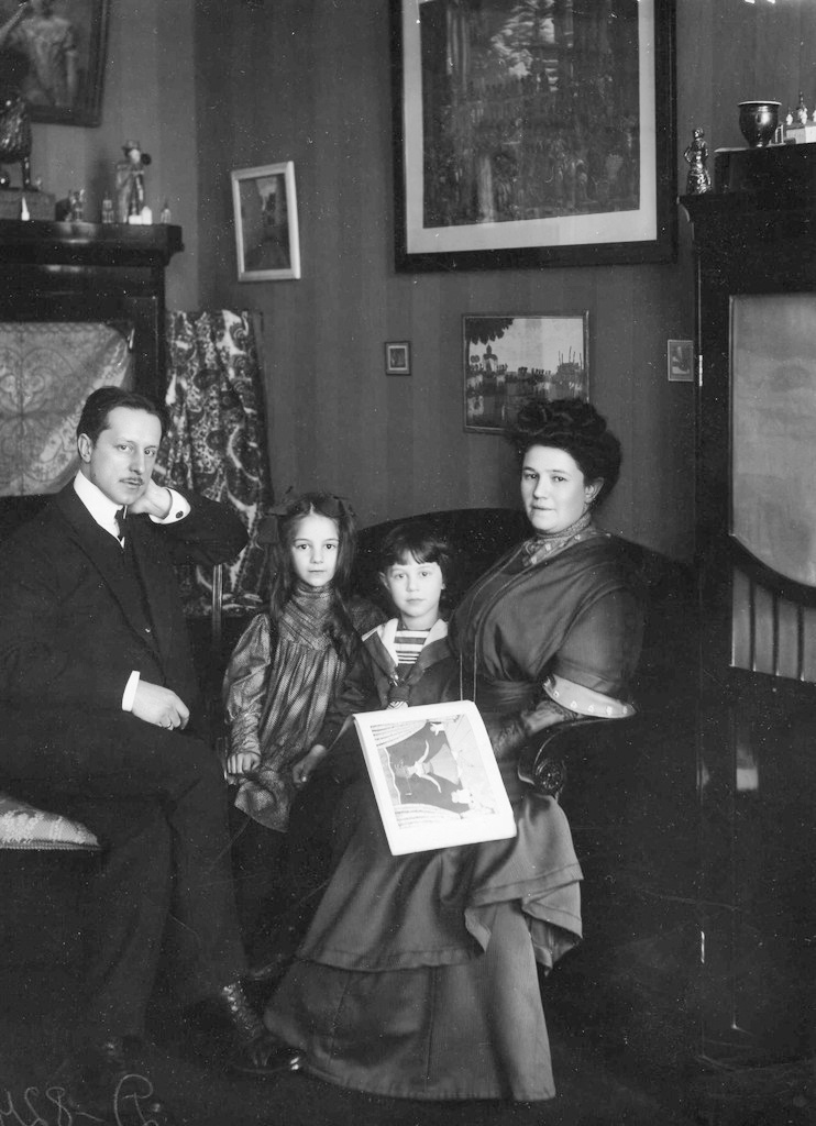 Мстислав Добужинский с семьей. 1900