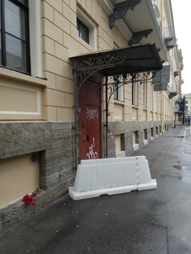 вход в дом, где произошо убийство