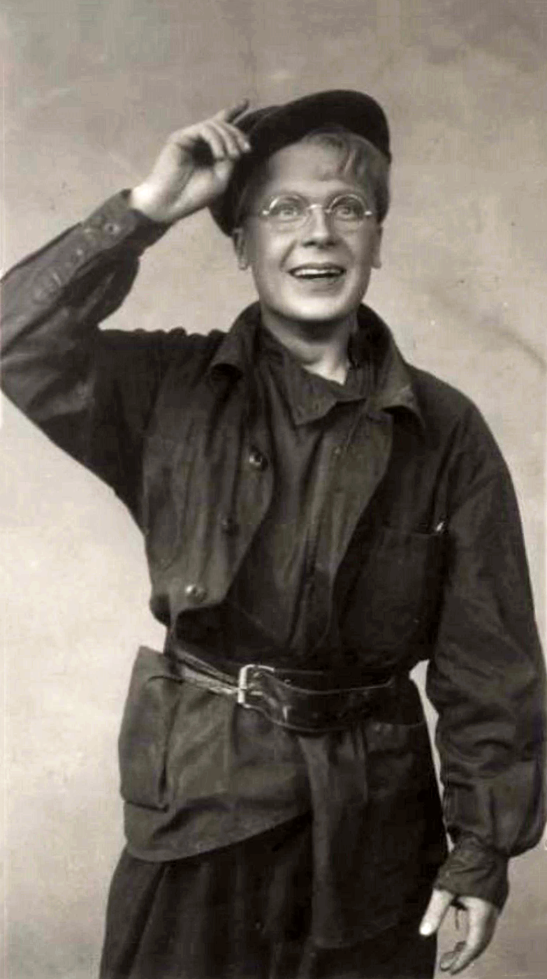 Артист МХАТ Владимир Трошин в спектакле "Вторая любовь". 1950