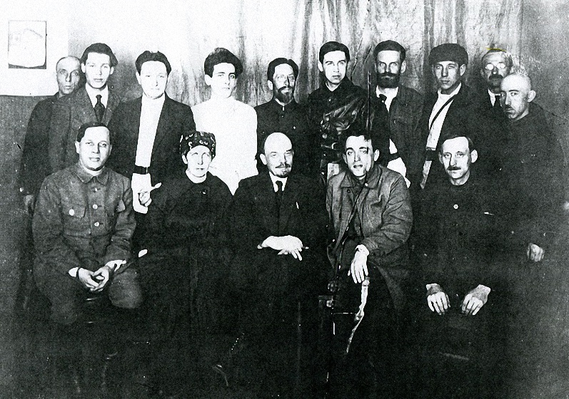Ленин на Апрелевском заводе грампластинок, Второй справа от Ленина - директор, сын основателя завода Богдана Молля Иван Молль. 1921
