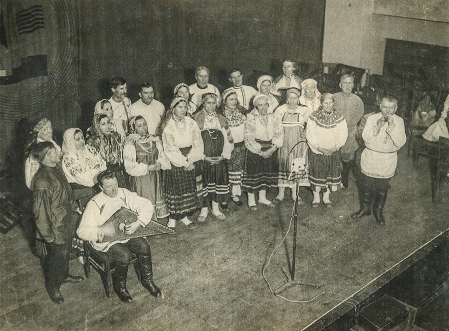 Русский народный хор Пятницкого на сцене радиотеатра у микрофона. 1934