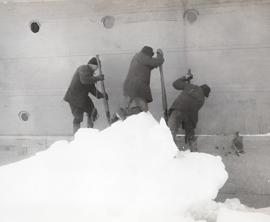 Освобождать корабли ото льда приходилось вручную. 1936