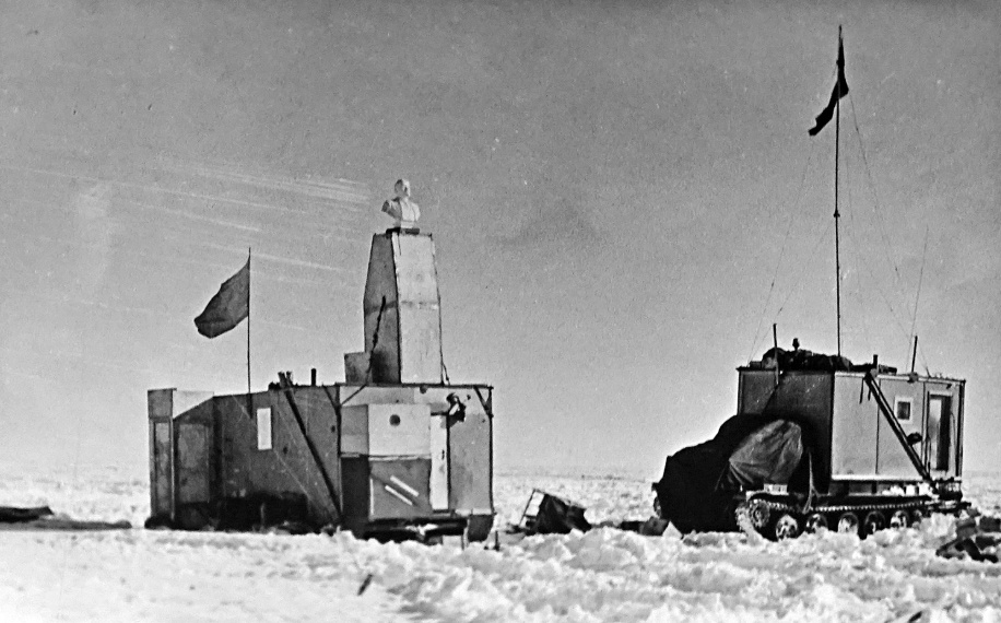 Установка бюста Ленина и подъем флага СССР на "Полюсе недоступности". 1958