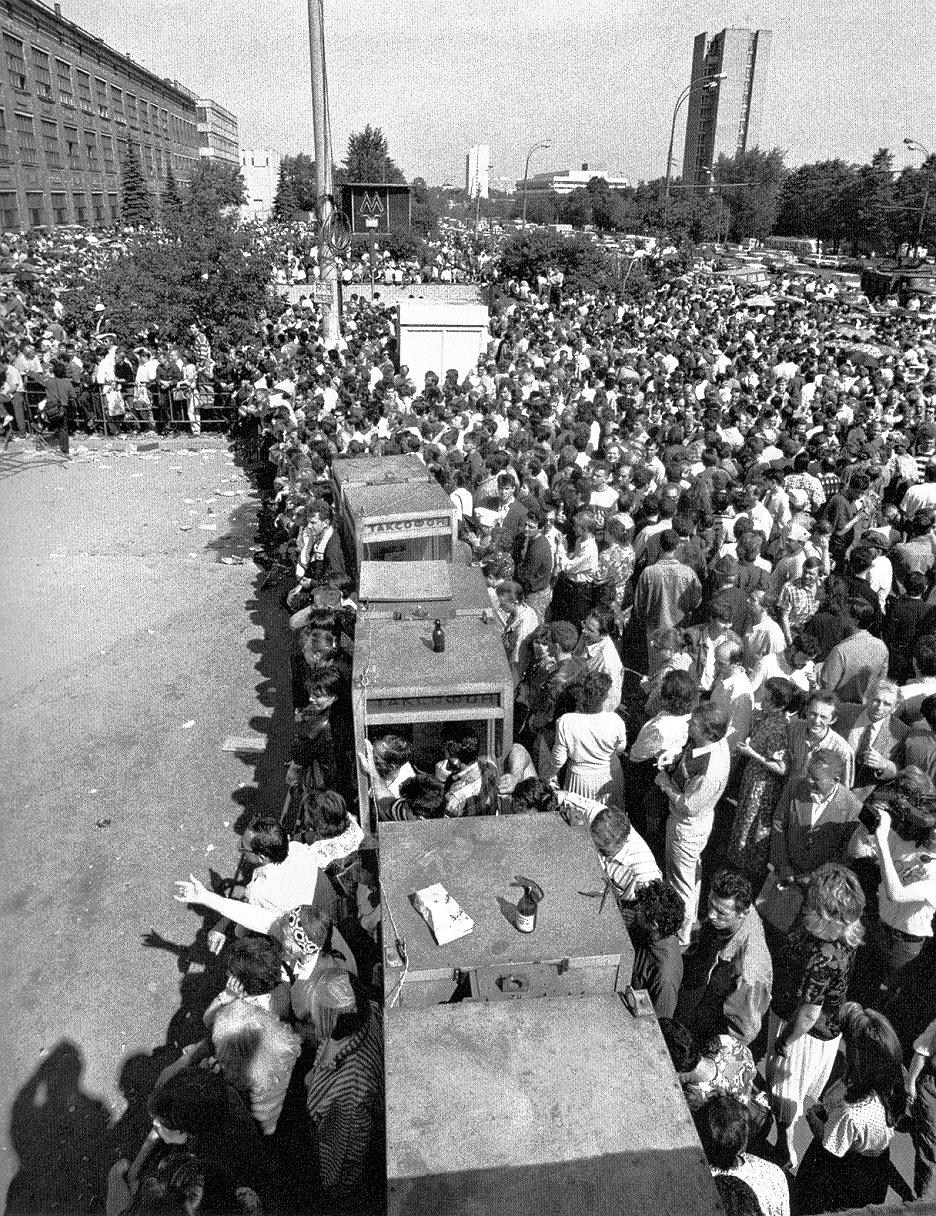 Очередь за акциями углавного офиса "МММ" на Варшавском шоссе, 26. 1994