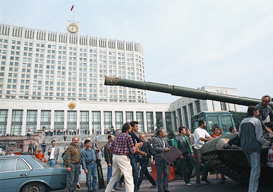 19 августа 1991 года Бело-сине-красный флаг над зданием Белого дома
