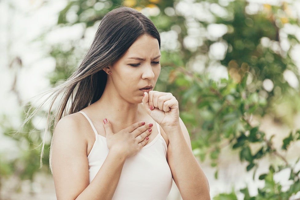 Девушка с признаками признаками бронхиальной астмы, кашель в сезон пыления трав.