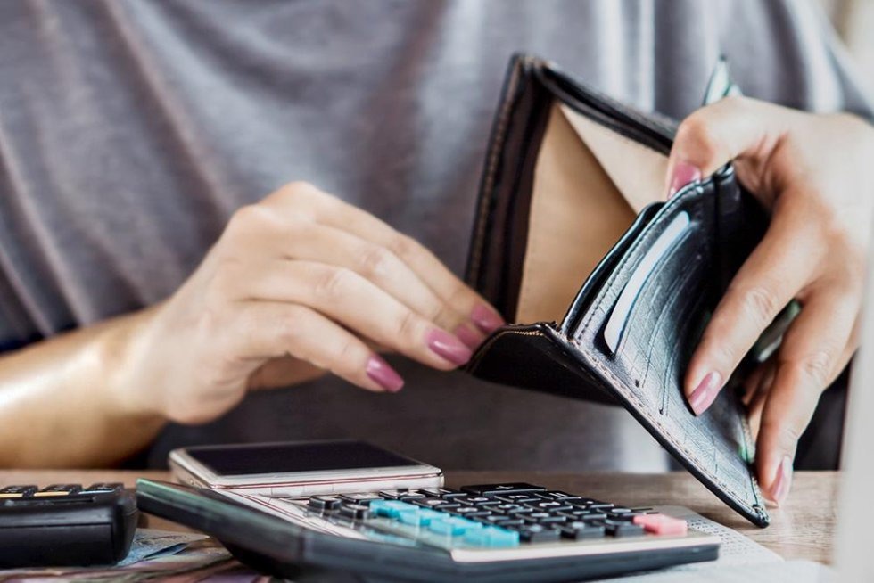 Женские руки держат пустой кошелек