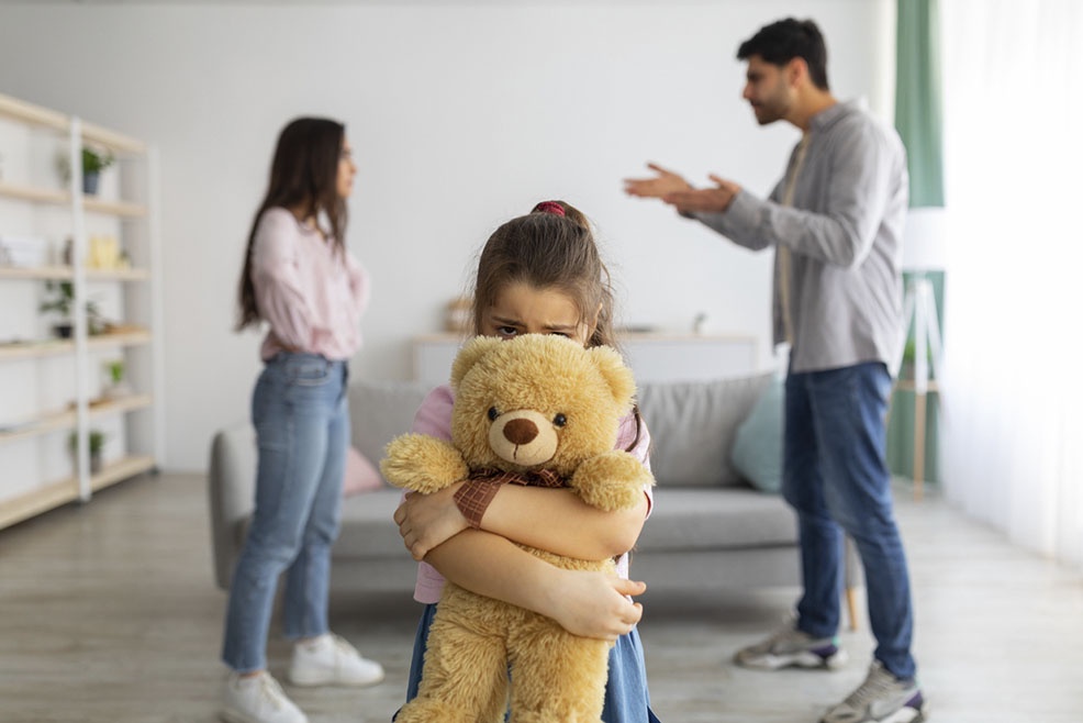 Ребенок переживает, конфликт в семье.