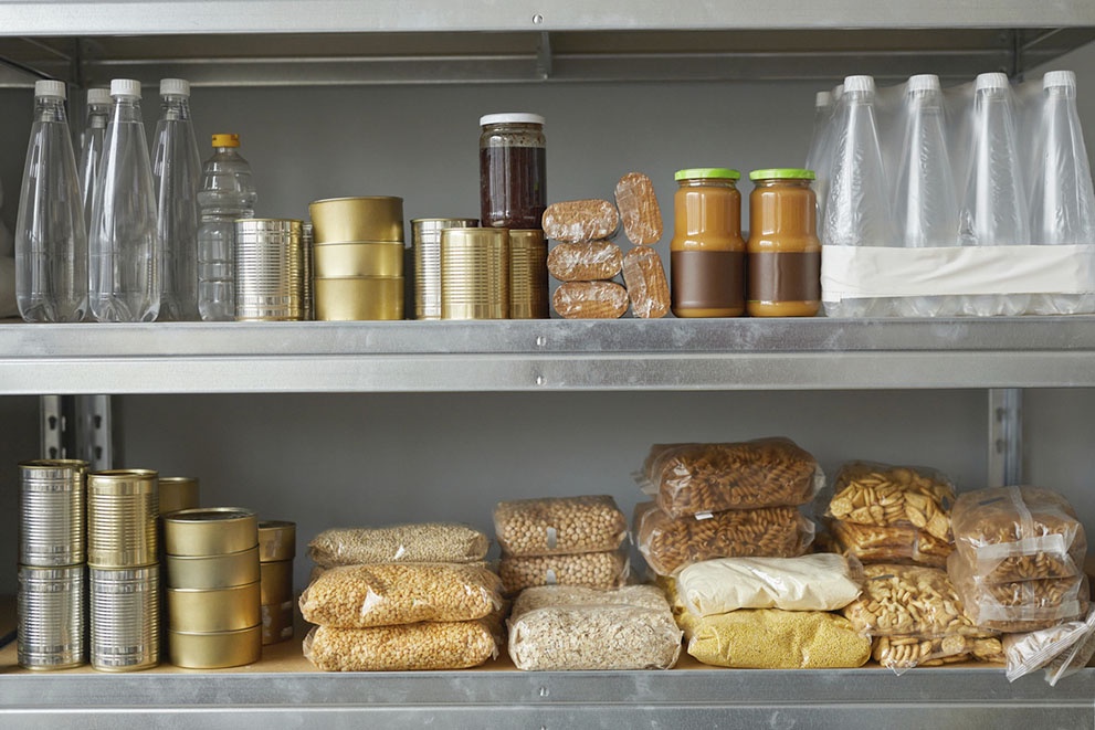 Крупы и консервы на полках, домашнее хранение продуктов.