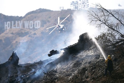 Пожары вспыхнули в агломерации Лос-Анджелеса и на прилегающих землях 7 января. Из-за мощных ветров огонь разгорался с невероятной скоростью, каждую секунду захватывая территорию размером с три футбольных поля. Лесные пожары унесли жизни десятков человек, более 100 тысяч были эвакуированы. Самый большой очаг возник в престижном районе, где находились дома голливудских звезд. Без крыши над головой остались, в частности, Пэрис Хилтон, Бен Аффлек, Энтони Хопкинс и другие.
