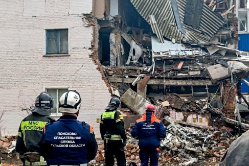 В результате взрыва газа обрушилась торцевая стена первого подъезда трехэтажного дома.