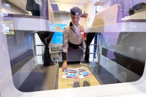 В вагонах станет просторнее: ширина поперечных полок увеличена на 14 сантиметров в длину и на 3 сантиметра в ширину, боковых полок - на 10 и 4 сантиметра соответственно.