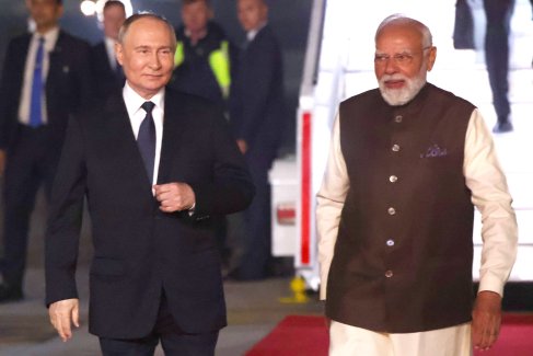 Премьер-министр Индии Нарендра Моди лично встретил Владимира Путина у трапа самолета.
