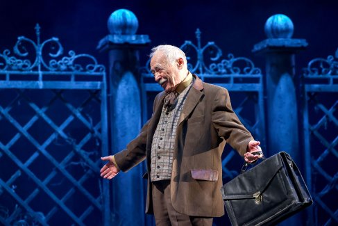 Актер Владимир Сулимов (Вукол Наумович Чугунов) в сцене из спектакля "Волки и овцы" режиссера Игоря Яцко по пьесе Александра Островского в театре им. Моссовета.