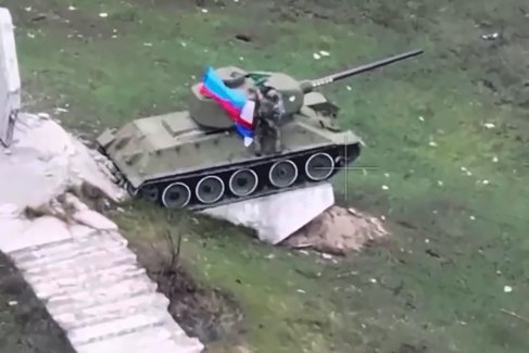 Наши бойцы вчера развернули Государственный флаг России возле городской администрации Северска, у мемориала Героям Великой Отечественной войны и в парке Победы у памятника легендарному советскому танку Т-34 (на фото). Триколоры также появились на улицах и крышах домов города, перешедшего под контроль Вооруженных сил России.