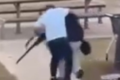 Одному из отдыхавших на пляже удалось подкрасться к террористу.