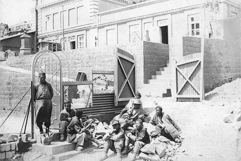 У дома Элеоноры Прэй, 1900 год. 