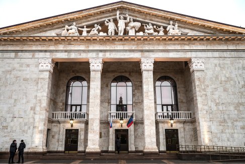 На месте разрушенного здания появилось новое. Гостей встречает роскошный фасад, облицованный травентином, и отреставрированные скульптуры на фронтоне.