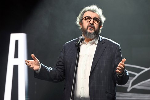 Ректор Школы-студии МХАТ Игорь Золотовицкий на торжественной церемонии награждения лауреатов "Премии Художественного театра" в МХТ имени А.П. Чехова. 2025 г.