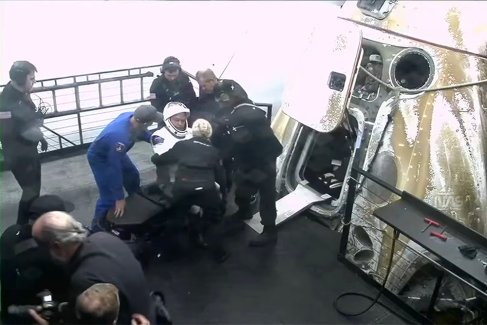 Спускаемая капсула Crew Dragon поднята из воды на борт поисково-спасательного судна: экипаж в порядке. 