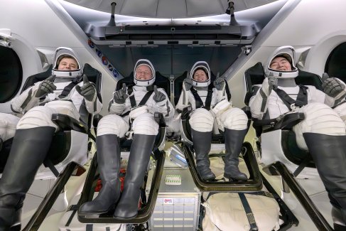 Члены 74-й экспедиции на МКС космонавт "Роскосмоса" Олег Платонов, астронавты НАСА Майк Финк, Зена Кардман, астронавт ДжАКСА (Япония) Кимия Юи внутри космического корабля SpaceX Dragon Endeavour.