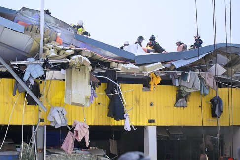 Двухэтажное здание торгового центра буквально провалилось
внутрь, начиная с середины крыши.