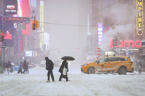 Так сейчас выглядит Таймс-сквер на&nbsp;Манхэттене в Нью-Йорке. Реклама тонет в снежной пелене.