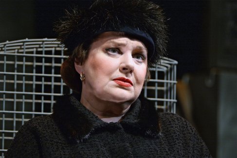 Заслуженная артистка РФ Ольга Чиповская (Дорис) в сцене из спектакля "Девичник над вечным покоем" в постановке Альгирдаса Латенаса на сцене театра имени Вахтангова. 2015 г.