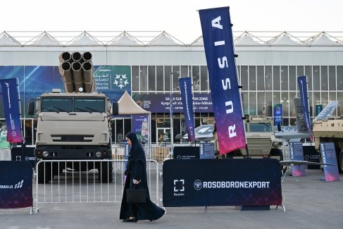 Образцы вооружений от "Рособоронэкспорта" на Всемирной оборонной выставке World Defence Show (WDS-2026) в Эр-Рияде. Слева: реактивная система залпового огня "Сарма".