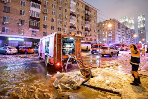 Вчера вечером на улице Пресненский Вал, 5, в центре столицы произошел пожар. Два человека госпитализированы в больницы, один из них ребенок. Еще десять человек получили медицинскую помощь на месте. Как сообщает ГУ МЧС по Москве, всего было эвакуировано из горящего дома 35 человек. ГСУ СК по Москве организовал доследственную проверку, а прокуратура города взяла расследование на контроль. 