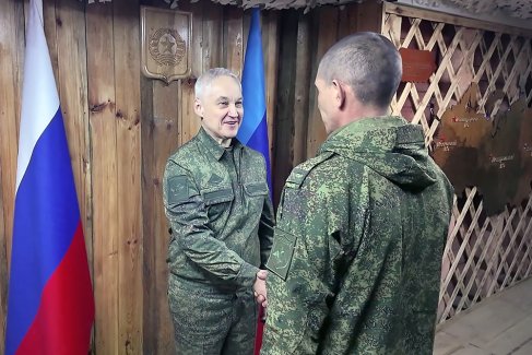 Министр обороны России Андрей Белоусов в четверг прибыл в зону проведения СВО. Он провел совещание на командном пункте одного из соединений "Южной" группировки войск, осмотрел технические новинки - дроны, роботов, ретрансляторы, а также вручил отличившимся "южанам" госнаграды. Министру бойцы, кроме того, представили забрасываемые передатчики помех для FPV-дронов. Они применяются с целью прикрытия маршрутов движения штурмовых групп и путей подвоза провизии и боеприпасов.