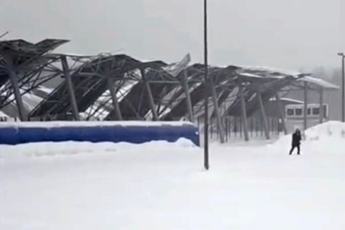 Под снежным грузом обвалились перекрытия катка в столичном районе Чертаново на площади почти 2 тысячи квадратных метров.