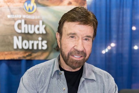 Мастер боевых искусств и актер Чак Норрис дебютирует на Wizard World Comic Con во время Wizard World Comic Con Philadelphia 2017.