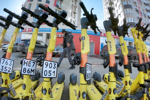 Все прокатные электросамокаты увешаны номерами. Их опознать на дороге легко. Частные - нет.