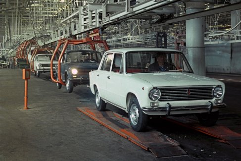 ВАЗ 2101, в народе "копейка", стал самым массовым автомобилем Волжского автозавода. Всего было выпущено 4,8 миллиона таких машин. 