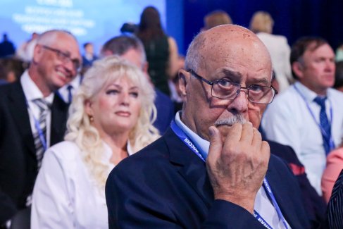 Председатель комитета Госдумы РФ по культуре, режиссер Станислав Говорухин на съезде партии "Единая Россия" в ЦВЗ "Манеж" в Москве. 2016 год.