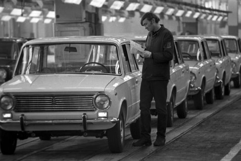 Советский заднеприводный легковой автомобиль ВАЗ-2101 "Жигули".