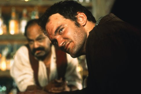 Тарантино в эпизодической роли в фильме "Отчаянный". Режиссером картины выступил Роберт Родригез - друг и коллега Квентина. 1995 год.