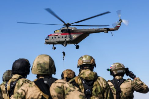 Бойцы спецназа Росгвардии во время занятий по беспарашютному десантированию с вертолета Ми-8. 