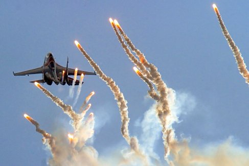 Выступление пилотажной группы "Русские витязи" в городе Барановичи, где проходят празднования, посвященные 55-летию 61-й истребительной авиабазы ВВС и ПВО Республики Беларусь. Это первое выступление "Русских витязей" в Белоруссии. 2006 год.