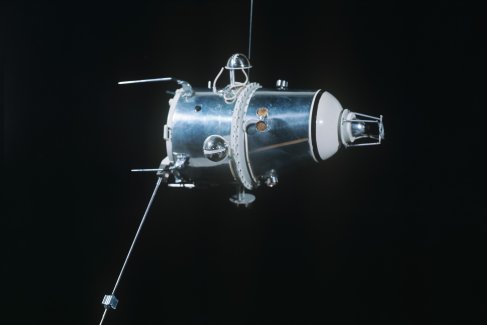 Первый советский искусственный спутник Луны - "Луна-10". Павильон "Космос" на Выставке достижений народного хозяйства СССР. 