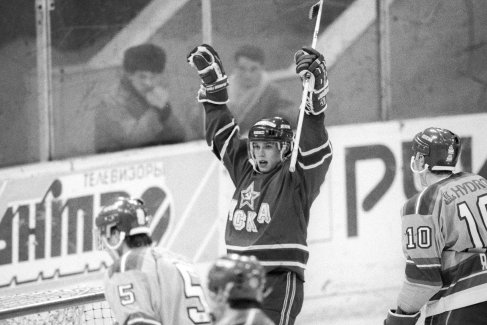 Момент встречи хоккейных команд ЦСКА и "Химик" Воскресенск. Шайбу в ворота "Химика" забил Павел Буре. 1991 год.