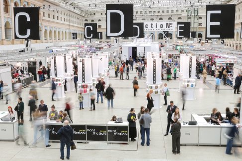 Цены на книги растут, но заядлых книгочеев это не останавливает, и Гостиный двор принимает их всех.