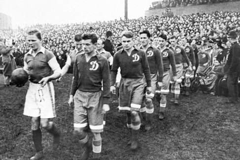 Футболисты "Динамо" выходят на футбольное поле перед встречей с командой "Кардиф-Сити" в Англии. 17 ноября 1945 года.