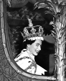 Елизавета II в карете в день коронации. 