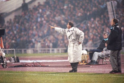 1 октября 1991 года. Отборочный турнир чемпионата Европы по футболу. Встреча между сборной командой Италии и сборной командой СССР на стадионе в Лужниках. Счет - 0:0. Старший тренер сборной СССР Анатолий Бышовец дает указания игрокам.