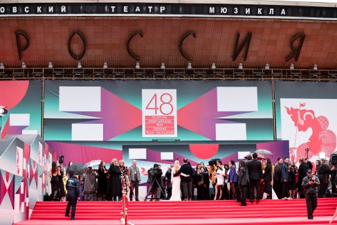 Фоторепортаж с красной дорожки Московского международного кинофестиваля