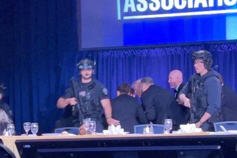 Секретная служба эвакуирует Трампа. Глава Белого дома споткнулся и упал, но его быстро
поставили на ноги.