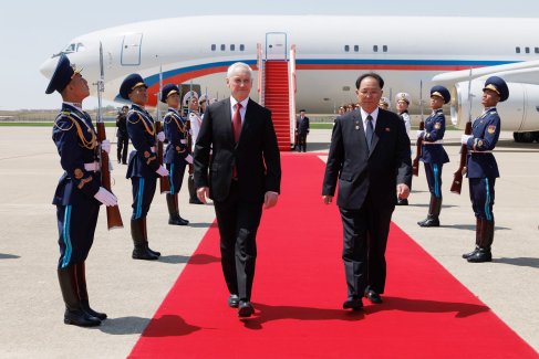 Министра обороны Андрея Белоусова встретил в аэропорту
глава военного ведомства КНДР генерал армии Но Гван Чхоль.