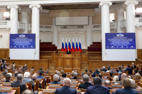 Президент выступил в Таврическом
дворце, где 120 лет назад прошло
первое заседание Думы.